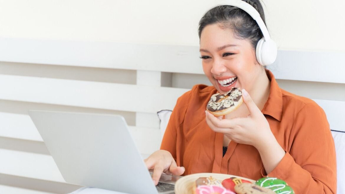 "Malam minggu sendirian bukan berarti kesepian. Ubah malam minggumu menjadi momen spesial untuk memanjakan diri dengan 6 ide 'me time' berkualitas berikut ini."