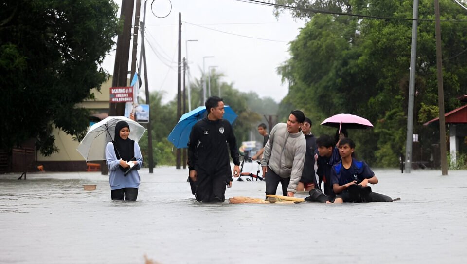 Ilustrasi - Mempawah status siaga banjir kiriman dari hulu. Warga Mempawah Kota khawatir banjir besar awal 2025 terulang. BMKG rilis peringatan cuaca ekstrem. (Dok. Ist)