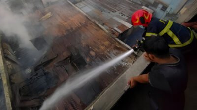 Ilustrasi - Kebakaran melanda pabrik karet PT Hok Tong di Siantan, Pontianak, Selasa (27/1/2026). Petugas berhasil padamkan api dengan cepat. (Dok. Ist)