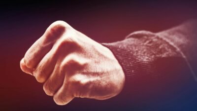 Ilustrasi tangan mengepal menggambarkan tindak kekerasan dan penganiayaan terhadap anak di Ketapang. (Dok. Pexels)