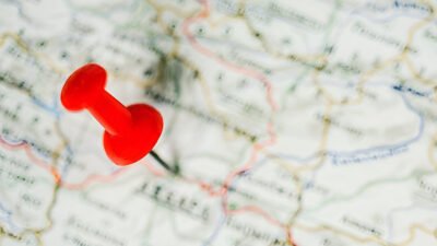 Ilustrasi - Ingin melacak teman? Simak cara mengetahui posisi orang lain lewat WhatsApp, Google Maps, dan operator seluler dengan langkah mudah ini. (Dok: Men's Health)