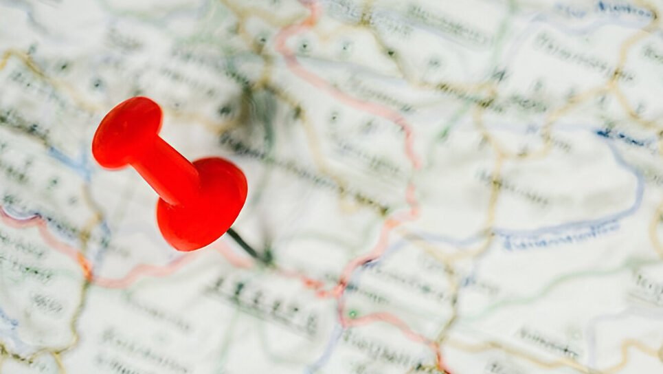 Ilustrasi - Ingin melacak teman? Simak cara mengetahui posisi orang lain lewat WhatsApp, Google Maps, dan operator seluler dengan langkah mudah ini. (Dok: Men's Health)