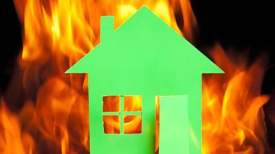 Ilustrasi - Jangan panik saat api karhutla mendekat. Lakukan 5 langkah darurat ini, mulai dari membuat sekat bakar hingga mengamankan jalur evakuasi keluarga. (Dok. Ist)