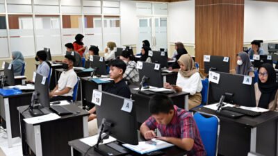 Ilustrasi - Masih bingung bedanya SNBP dan SNBT dalam seleksi masuk PTN? Simak penjelasan lengkap mengenai jalur prestasi rapor dan jalur tes UTBK di sini. (Dok. Ist)