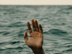 Mabuk, Pria Asal Bengkayang Nyaris Terseret Ombak di Pasir Panjang Singkawang