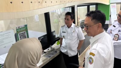Wali Kota Pontianak Edi Rusdi Kamtono meninjau langsung aktivitas pelayanan publik di salah satu loket layanan masyarakat. (Dok. HO/Faktakalbar.id)