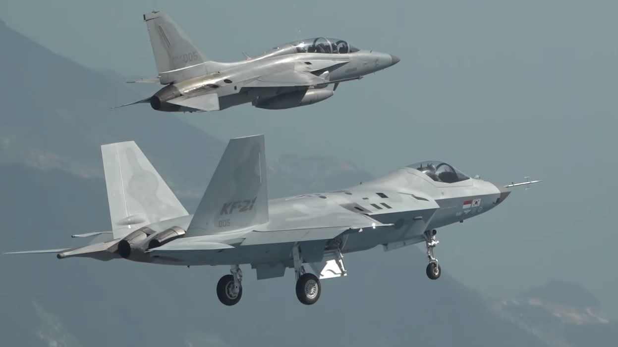 Dua unit pesawat tempur sedang melakukan manuver di udara, salah satunya adalah jet tempur KF-21 Boramae. (Dok. Ist)