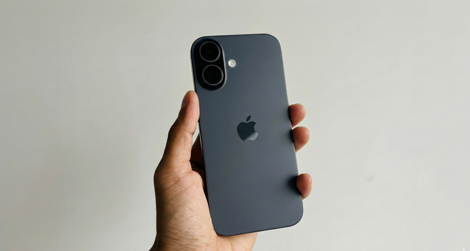 Apple siap merombak iPhone lewat iOS 27. Dari Siri yang makin pintar hingga dukungan ponsel lipat, cek 5 fitur canggih yang bikin iPhone makin gahar di sini. (Dok. Ist)