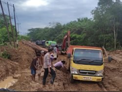 Jalan Nanga Tayap Lumpuh Total Akibat Lumpur