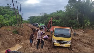 Akses vital Jalan Nanga Tayap–Sungai Kelik di Ketapang lumpuh total. (Dok. Ist)