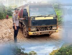 Jalan Nanga Tayap-Sungai Kelik Lumpuh Akibat Rusak Parah, Polisi Pasang Jembatan Darurat