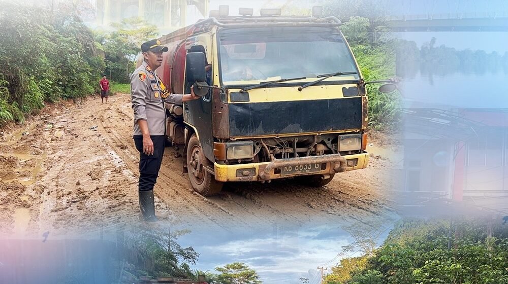 Kapolsek Nanga Tayap AKP Bagus Tri Baskoro sedang meninjau truk kuning yang terjebak di jalan tanah berlumpur serta berdialog dengan sejumlah sopir dan warga di lokasi kemacetan. (Dok. HO/Faktakalbar.id)