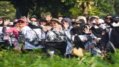 Ratusan guru dan tenaga kependidikan di Kabupaten Kubu Raya tampak antusias melambaikan tangan saat mengikuti kegiatan jalan santai HUT PGRI. (Dok. HO/Faktakalbar.id)
