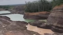 Jalan Desa Gunung Ulin di Kabupaten Banjar mengalami longsor parah. Aktivitas galian di sisi jalan memicu kerusakan dan mengganggu akses utama warga. (Dok. Ist)