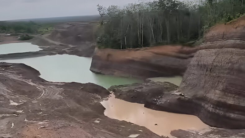 Jalan Desa Gunung Ulin di Kabupaten Banjar mengalami longsor parah. Aktivitas galian di sisi jalan memicu kerusakan dan mengganggu akses utama warga. (Dok. Ist)