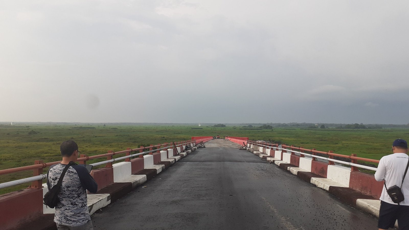 Kondisi jembatan penghubung Kalbar dan Sukamara yang buntu dan dijadikan tempat nongkrong warga karena jalan akses belum tersambung. (Dok. Google Maps/@Farid Mudlofar)