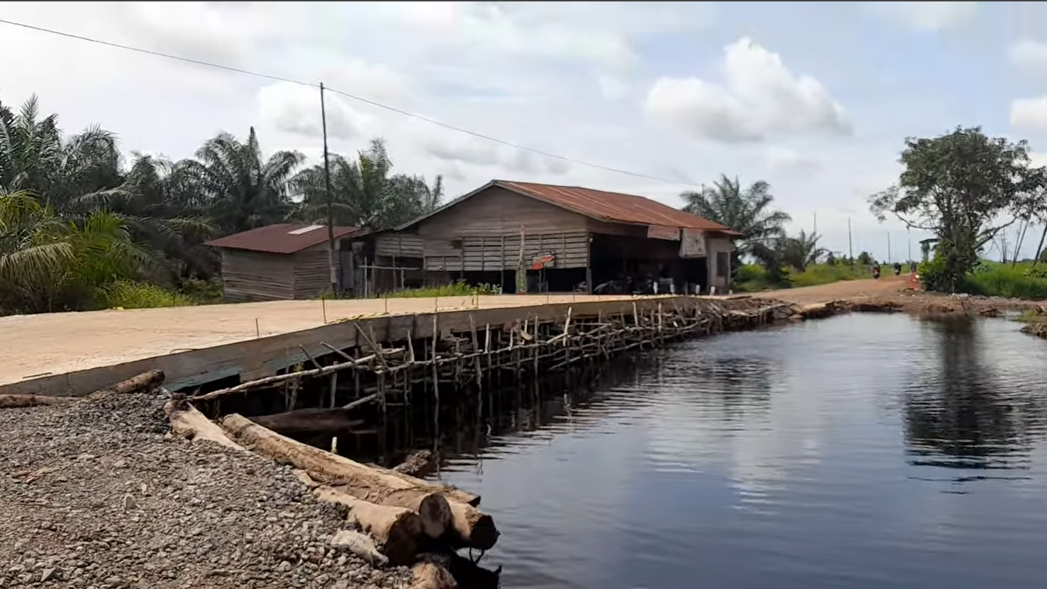 Kondisi jembatan pile slab di ruas jalan Pelang-Kepuluk, Kabupaten Ketapang, yang telah rampung dikerjakan. Portal akses rencananya akan dibuka secara resmi pada Senin (5/1/2026) untuk dilalui masyarakat. (Dok. Ist)
