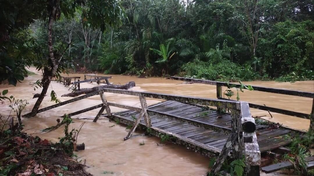 Kondisi jembatan kayu yang putus dan ambruk akibat diterjang arus sungai deras di Dusun Sarik Nanga Taman Sekadau. (Dok. Ist)
