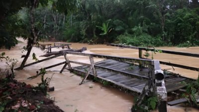 Jembatan utama di Dusun Sarik, Desa Mongko, Nanga Taman putus total pada Kamis (08/01/2026). (Dok. Ist)