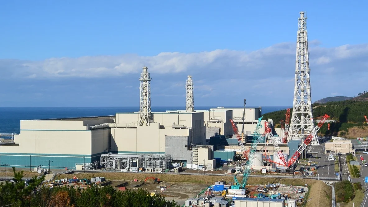 "Jepang resmi aktifkan PLTN terbesar dunia Kashiwazaki-Kariwa pasca-Fukushima. Warga protes keras karena trauma gempa dan ketidakpercayaan pada TEPCO."