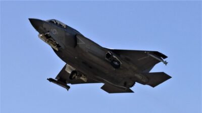 Pesawat tempur siluman F-35B milik Korps Marinir AS (USMC) saat bermanuver di udara. Armada ini dilaporkan menjadi ujung tombak serangan yang menghancurkan aset Angkatan Udara Venezuela, Sabtu (3/1/2026). (Dok. ISt)