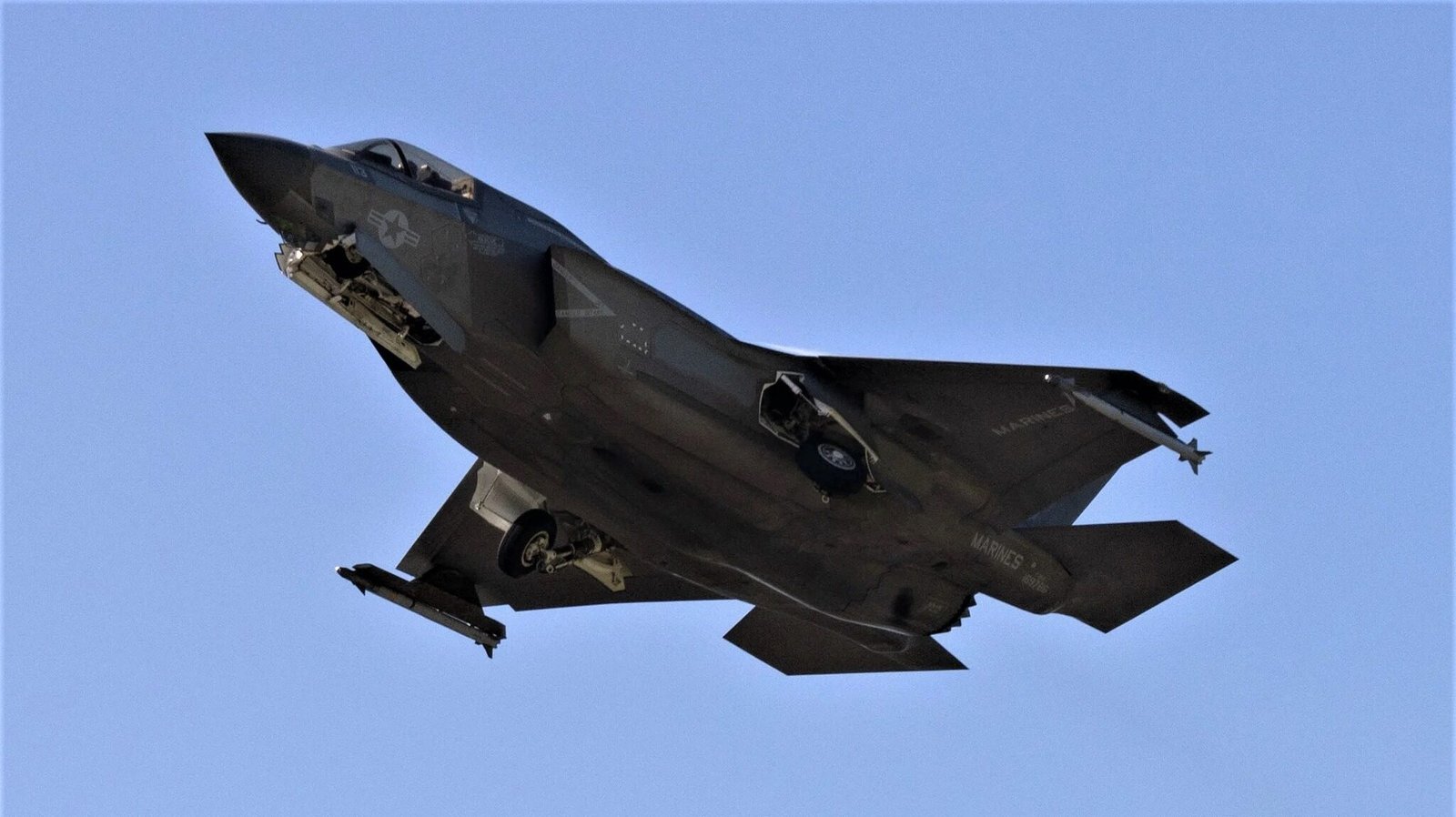 Pesawat tempur siluman F-35B milik Korps Marinir AS (USMC) saat bermanuver di udara. Armada ini dilaporkan menjadi ujung tombak serangan yang menghancurkan aset Angkatan Udara Venezuela, Sabtu (3/1/2026). (Dok. ISt)