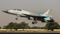 Jet tempur JF-17 Thunder milik Angkatan Udara Pakistan lepas landas dengan latar belakang pepohonan. (Dok. Ist)