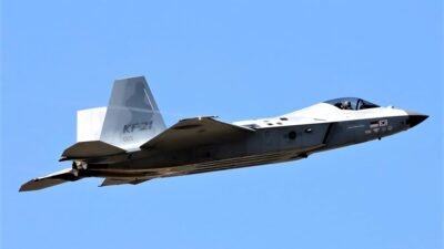 Pesawat jet tempur KF-21 Boramae dengan nomor lambung 005 sedang melakukan uji terbang di langit biru. (Dok. Ist)