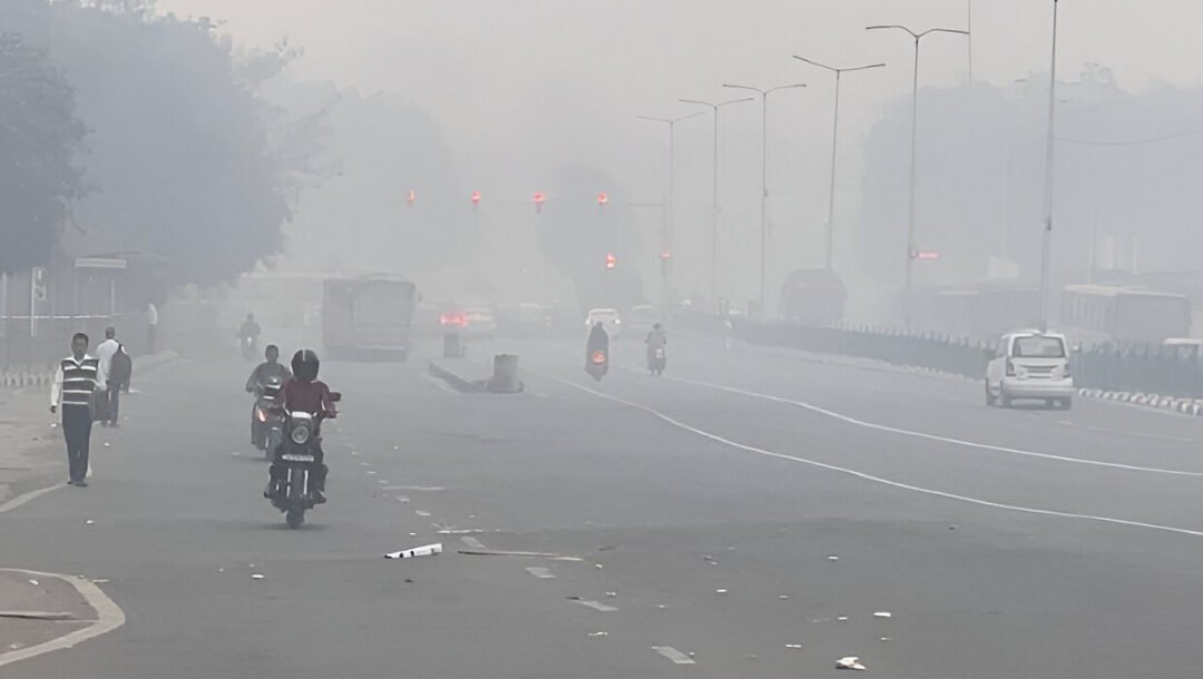 Ilustrasi - Kabut asap di jalan raya. (Dok. Ist)
