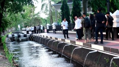 Bupati Sujiwo dan Wakil Gubernur Kirsantus mengunjungi kawasan Parit Kantor Bupati Kubu Raya, Rabu (14/1/2026). (Dok: @prokopim_kuburaya)