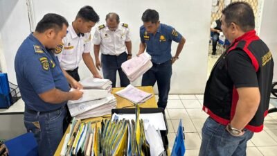 Suasana di Kantor KSOP Ketapang saat Tim Penyidik Kejati Kalbar melakukan penggeledahan lanjutan untuk mencari alat bukti, Selasa (6/1).