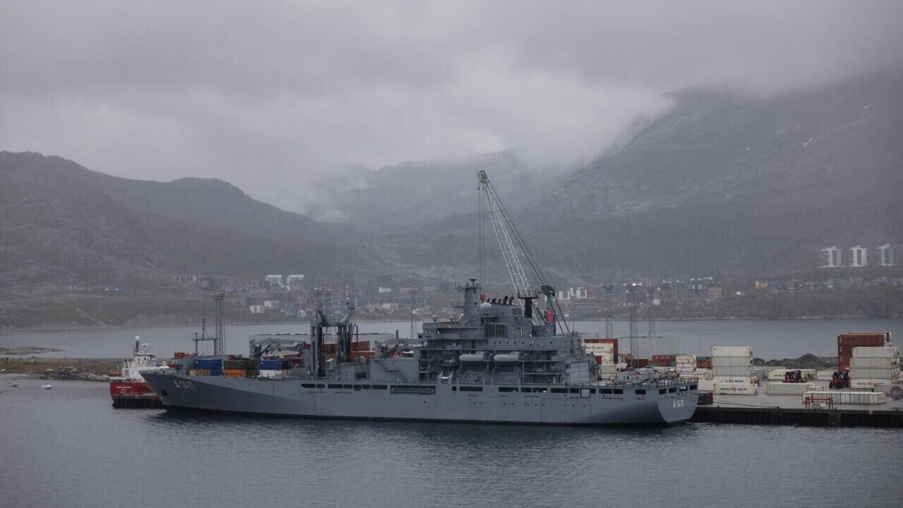 Kapal angkatan laut bersandar di pelabuhan wilayah Arktik dengan latar belakang pegunungan bersalju dan cuaca mendung di Greenland. (Dok. Ist)