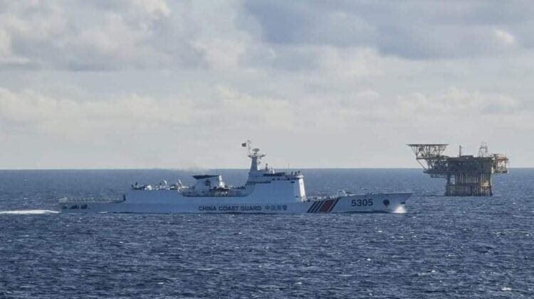 Kapal China Coast Guard (CCG) 5305 terlihat berpatroli di dekat anjungan minyak lepas pantai. Kapal sejenis, CCG 5304, dilaporkan telah berada di perairan Sarawak selama hampir satu bulan, memicu respons pemantauan ketat dari otoritas Malaysia. (Dok. Ist)