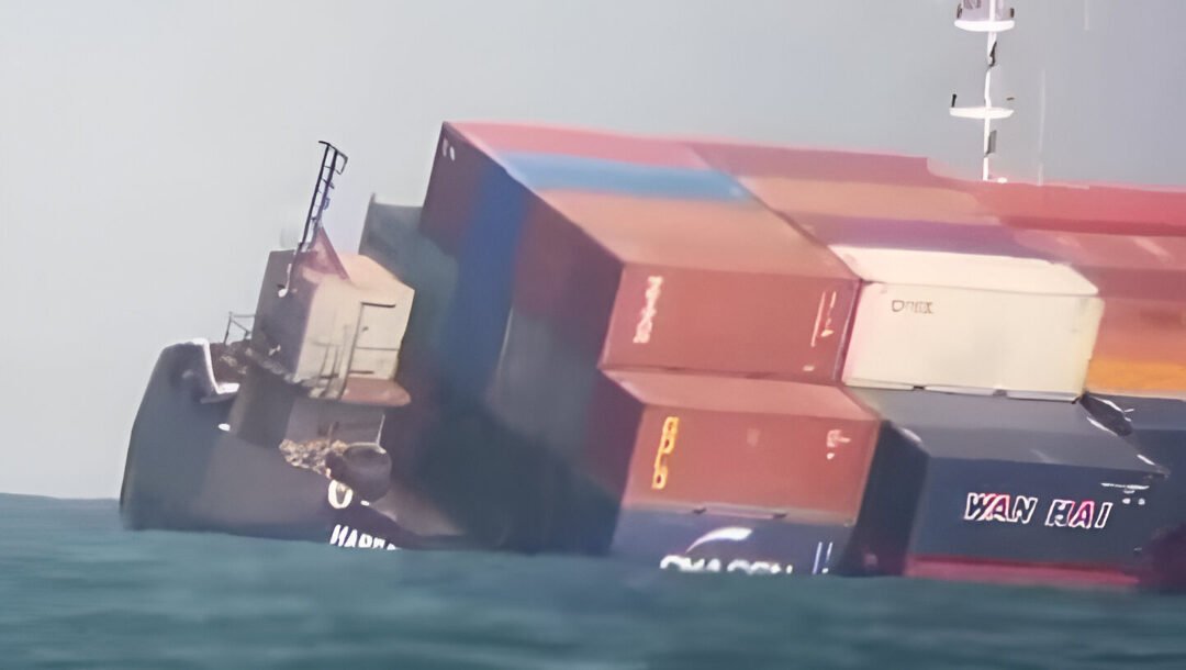 KSOP Batam merilis update tabrakan MV CMA CGM Niagara di Selat Malaka. 35 kru dipastikan selamat dan kapal kini dievakuasi ke Nongsa. (Dok. Ist)