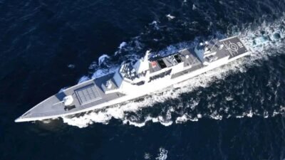 Penampakan kapal perusak (destroyer) Type 055 Nanchang milik Angkatan Laut China saat melakukan manuver di laut lepas. Kapal berbobot 13.000 ton ini dilengkapi 112 sel peluncur rudal vertikal yang mampu memuat senjata hipersonik. (Dok. Ist)