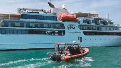 "Kapal pesiar M/V Coral Geographer kembali sandar di Desa Pelapis, Karimata. Bawa 95 turis asing asal Australia hingga Spanyol untuk aksi sosial dan transplantasi karang."