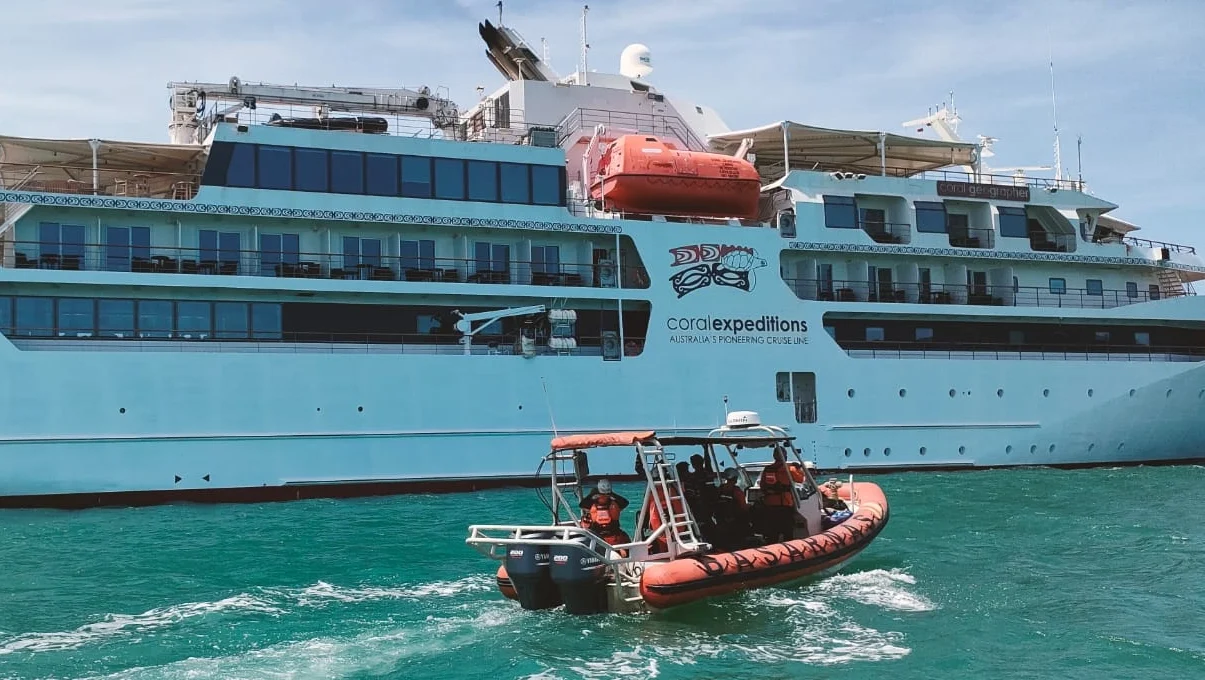 "Kapal pesiar M/V Coral Geographer kembali sandar di Desa Pelapis, Karimata. Bawa 95 turis asing asal Australia hingga Spanyol untuk aksi sosial dan transplantasi karang."