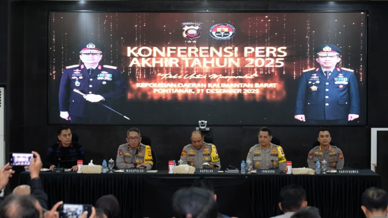 Kapolda Kalbar, Pipit Rismanto, didampingi jajaran pejabat utama saat memimpin Konferensi Pers Akhir Tahun 2025 di Graha Khatulistiwa, Pontianak.