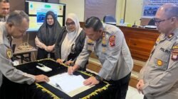 Kapolres Kapuas Hulu, AKBP Roberto Aprianto Uda, saat menandatangani Nota Kesepahaman (MoU) dengan pengembang perumahan guna mendukung kesejahteraan personel di Aula PPKO, Senin (19/1).