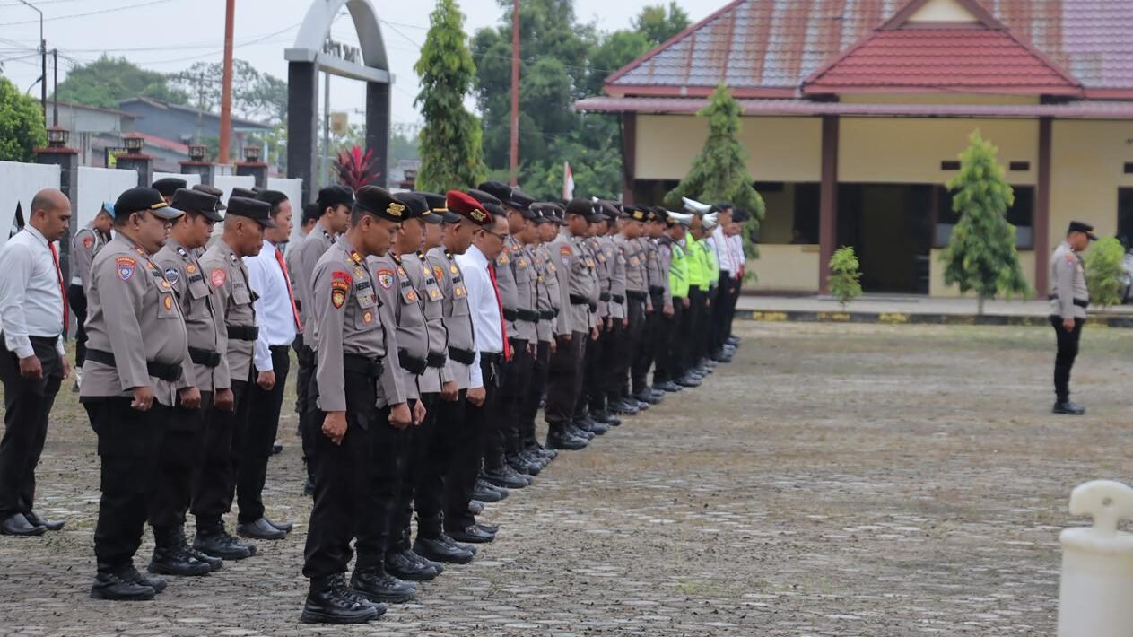 "Kapolres Kayong Utara AKBP Adi Prabowo memimpin upacara Hari Kesadaran Nasional. Ia menekankan pentingnya disiplin dan integritas anggota Polri sebagai teladan masyarakat. "