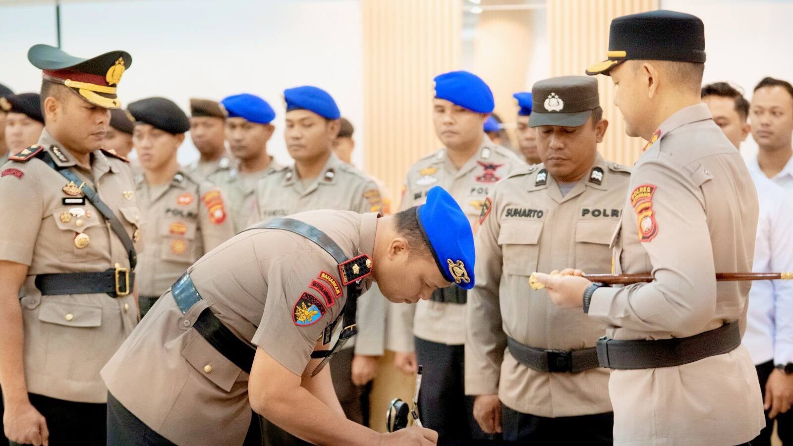 Kapolres Ketapang AKBP Muhammad Harris menyaksikan penandatanganan berita acara serah terima jabatan oleh pejabat Wakapolres yang mengenakan baret biru Polairud dalam upacara resmi. (Dok. HO/Faktakalbar.id)