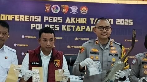 Kapolres Ketapang, AKBP Muhammad Harris (kanan), menunjukkan barang bukti narkotika jenis sabu dalam Konferensi Pers Akhir Tahun 2025 di Mapolres Ketapang, Rabu (31/12/2025). Sepanjang tahun ini, polisi berhasil menyita lebih dari 2 kilogram sabu. (Dok. HO/Faktakalbar.id)