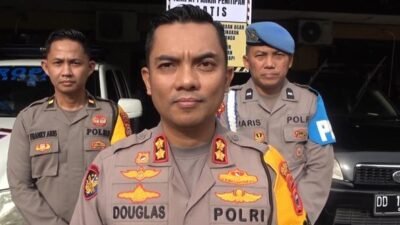 Kapolres Maros, AKBP Douglas Mahendrajaya, saat memberikan keterangan kepada awak media terkait penyelidikan kasus dugaan penganiayaan di kawasan PTB, Jumat (2/1).