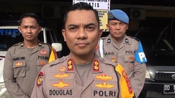 Kapolres Maros, AKBP Douglas Mahendrajaya, saat memberikan keterangan kepada awak media terkait penyelidikan kasus dugaan penganiayaan di kawasan PTB, Jumat (2/1).