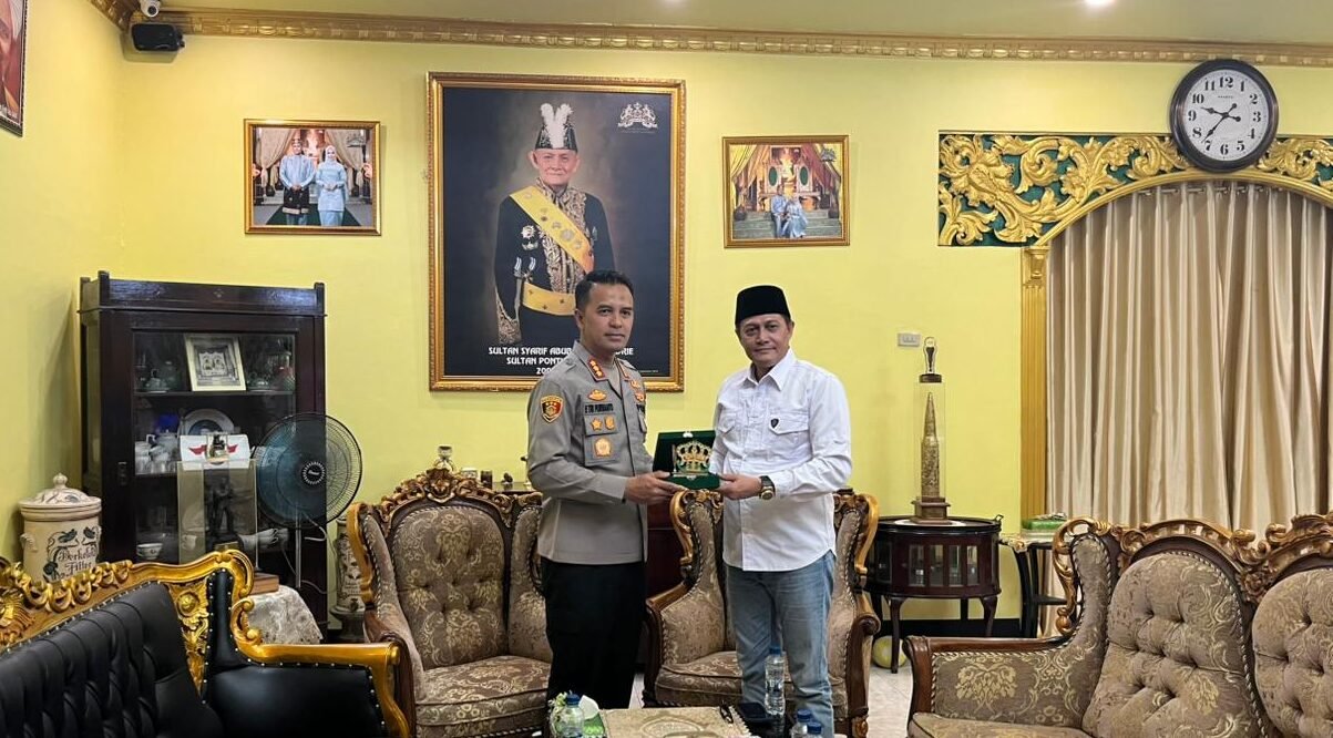 "Kapolres Pontianak Kota, Kombes Pol Endang Tri Purwanto, mengunjungi Istana Kadriah dan bertemu Sultan Syarif Melvin Alqadri untuk memperkuat sinergi menjaga Kamtibmas. "