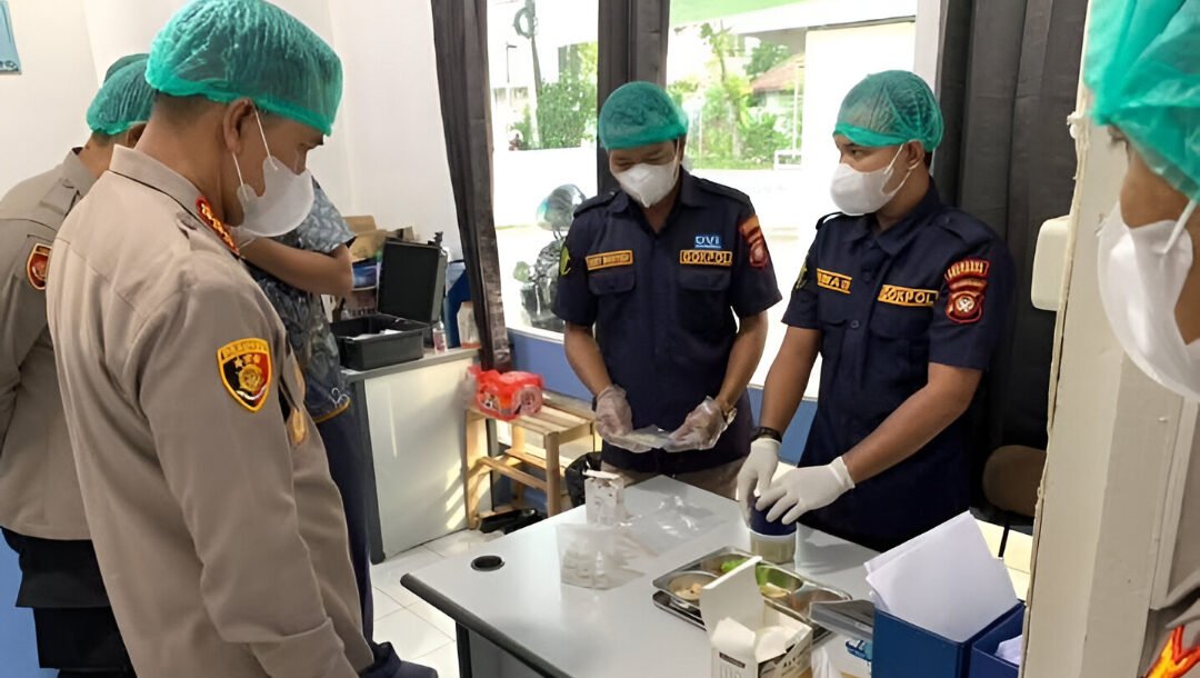 Kapolresta Pontianak Kombes Pol Endang Tri Purwanto mengecek dapur Makanan Bergizi Gratis (MBG). Ia memastikan menu untuk 2.924 penerima aman dan higienis. (Dok: @pontianaktimurpolsek)