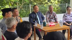 Bupati Ketapang Alexander Wilyo saat menyerap aspirasi warga terkait listrik dan keamanan dalam acara Ngopi Bareng di Kantor Desa Ratu Elok, Rabu (28/1/2026).