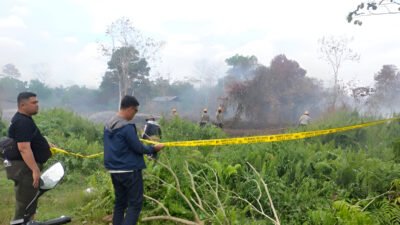 Polres Kubu Raya pasang garis polisi di 5 hektare lahan gambut yang terbakar di Sungai Raya. Polisi buru pemilik lahan sawit muda tersebut. (Dok: Polres Kubu Raya)
