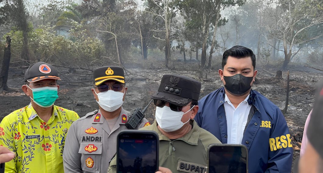 Bupati Kubu Raya, Sujiwo, turut hadir di lokasi karhutla di Desa Punggu Kecil, bersama Pejabat Utama Polres Kubu Raya. (HO/Faktakalbar.id)