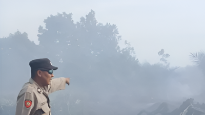 Cuaca ekstrem picu Karhutla di Jalan Perdana, Pontianak. Tim gabungan BPBD dan Polsek bergerak cepat padamkan api di tengah ancaman hotspot. (Dok: @polsek_pontianakselatan)